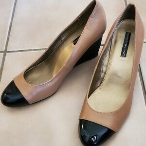 ✨ Bandolino Nude & Black Cap Toe Leather Wedge Heels – Size 9 ✨